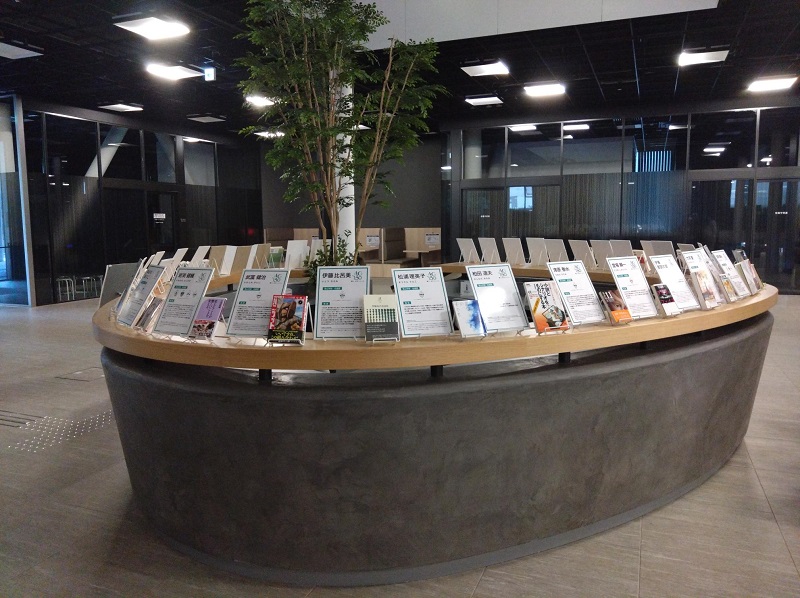 読書で、響け、青学マインド。「青学生が書いた本」展示風景